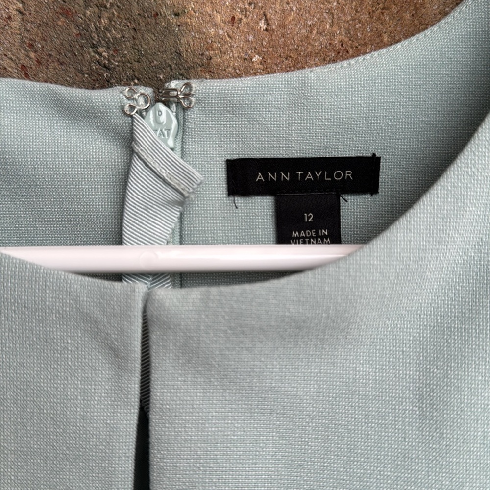 Ann Taylor mint green keyhole dress in end on end. Size 12 - Picture 6 of 10